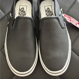 Vans - off the wall Women’s leather slip ons size 7.5